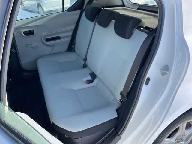 トヨタ アクア L 道央・札幌 2013(平25)年 18.7万km スーパーホワイトⅡ 寒冷地仕様/社外メモリーナビ/AM/FM/CD/SD/バックカメラ/ビルトインETC/アイドリングストップ/ワイパーデアイサー/EVMODE/ECOMODE/リモコンキー/ハロゲンヘッドライト/ヘッドライトレベライザー/電動格納ミラー/ウィンカーミラー/純正フロアマット/ドアバイザー/スペアキー