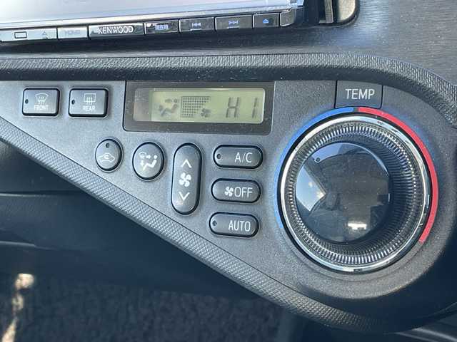 トヨタ アクア L 道央・札幌 2013(平25)年 18.7万km スーパーホワイトⅡ 寒冷地仕様/社外メモリーナビ/AM/FM/CD/SD/バックカメラ/ビルトインETC/アイドリングストップ/ワイパーデアイサー/EVMODE/ECOMODE/リモコンキー/ハロゲンヘッドライト/ヘッドライトレベライザー/電動格納ミラー/ウィンカーミラー/純正フロアマット/ドアバイザー/スペアキー