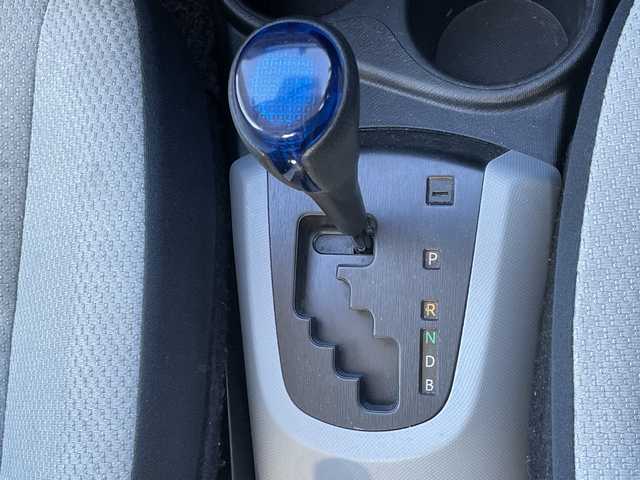 トヨタ アクア L 道央・札幌 2013(平25)年 18.7万km スーパーホワイトⅡ 寒冷地仕様/社外メモリーナビ/AM/FM/CD/SD/バックカメラ/ビルトインETC/アイドリングストップ/ワイパーデアイサー/EVMODE/ECOMODE/リモコンキー/ハロゲンヘッドライト/ヘッドライトレベライザー/電動格納ミラー/ウィンカーミラー/純正フロアマット/ドアバイザー/スペアキー