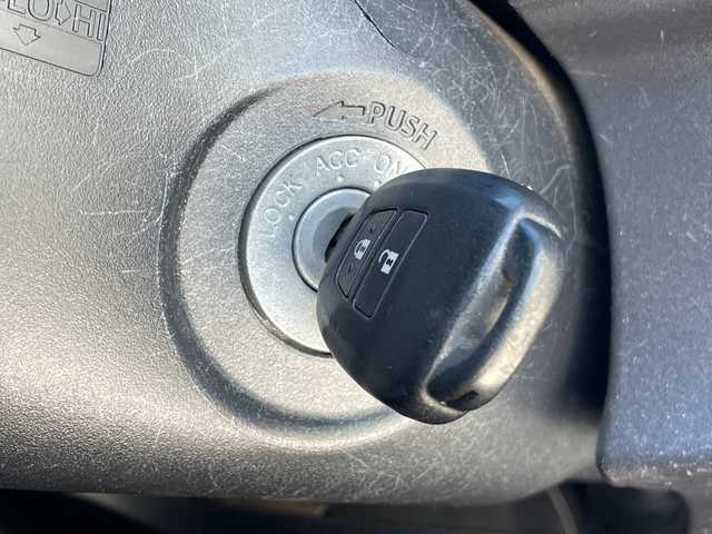 トヨタ アクア L 道央・札幌 2013(平25)年 18.7万km スーパーホワイトⅡ 寒冷地仕様/社外メモリーナビ/AM/FM/CD/SD/バックカメラ/ビルトインETC/アイドリングストップ/ワイパーデアイサー/EVMODE/ECOMODE/リモコンキー/ハロゲンヘッドライト/ヘッドライトレベライザー/電動格納ミラー/ウィンカーミラー/純正フロアマット/ドアバイザー/スペアキー