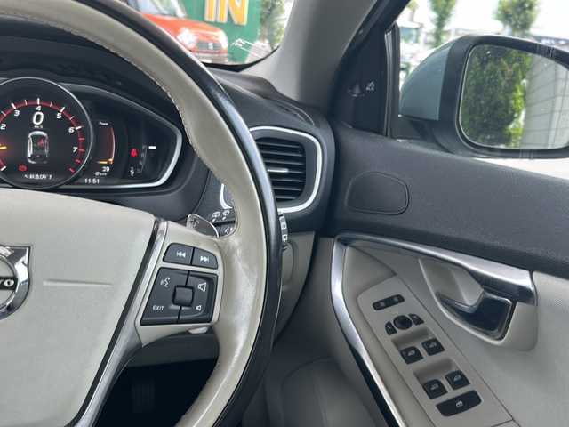 ボルボ Ｖ４０ T3 モメンタム 東京都 2016(平28)年 4万km アマゾンブルー ワンオーナー/純正HDDナビ/・BT/USB/iPod/フルセグTV/バックモニター/運転席パワーシート/シートポジションメモリー/クルーズコントロール追従機能有/前方ドライブレコーダー/LEDヘッドライト/前後コーナーセンサー/車間距離自動制御システム/駐車支援システム/アダプティブ・フロントライティング・システム/横滑り防止装置/レーンキープアシスト/アイドリングストップ/盗難防止装置/ETC/オートライト/アンチブレーキングシステム/Ｗ＋サイドエアバッグ/純正アルミホイール/社外フロアマット/保証書・記録簿