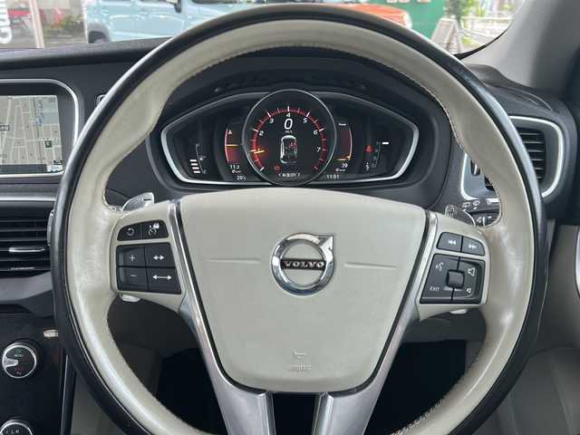ボルボ Ｖ４０ T3 モメンタム 東京都 2016(平28)年 4万km アマゾンブルー ワンオーナー/純正HDDナビ/・BT/USB/iPod/フルセグTV/バックモニター/運転席パワーシート/シートポジションメモリー/クルーズコントロール追従機能有/前方ドライブレコーダー/LEDヘッドライト/前後コーナーセンサー/車間距離自動制御システム/駐車支援システム/アダプティブ・フロントライティング・システム/横滑り防止装置/レーンキープアシスト/アイドリングストップ/盗難防止装置/ETC/オートライト/アンチブレーキングシステム/Ｗ＋サイドエアバッグ/純正アルミホイール/社外フロアマット/保証書・記録簿