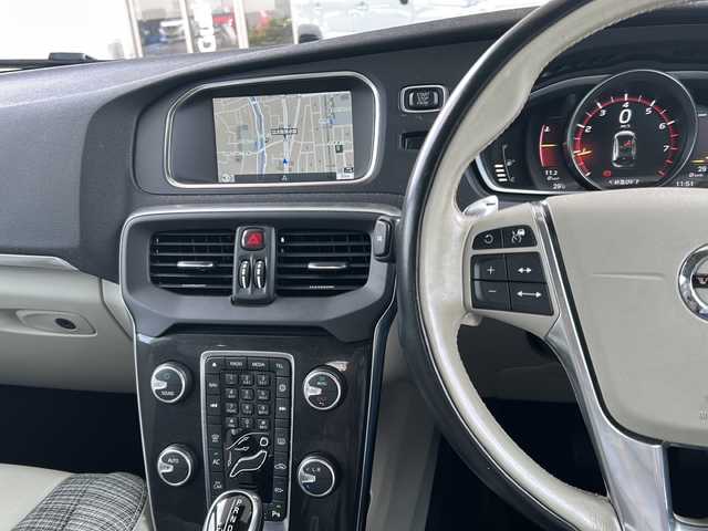 ボルボ Ｖ４０ T3 モメンタム 東京都 2016(平28)年 4万km アマゾンブルー ワンオーナー/純正HDDナビ/・BT/USB/iPod/フルセグTV/バックモニター/運転席パワーシート/シートポジションメモリー/クルーズコントロール追従機能有/前方ドライブレコーダー/LEDヘッドライト/前後コーナーセンサー/車間距離自動制御システム/駐車支援システム/アダプティブ・フロントライティング・システム/横滑り防止装置/レーンキープアシスト/アイドリングストップ/盗難防止装置/ETC/オートライト/アンチブレーキングシステム/Ｗ＋サイドエアバッグ/純正アルミホイール/社外フロアマット/保証書・記録簿