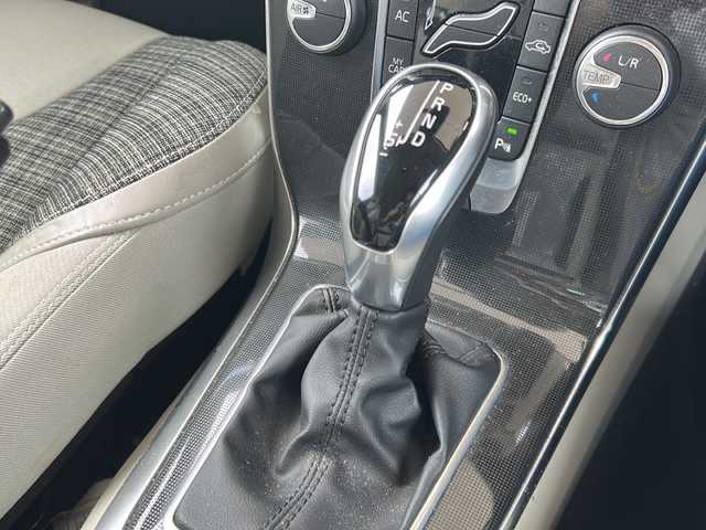 ボルボ Ｖ４０ T3 モメンタム 東京都 2016(平28)年 4万km アマゾンブルー ワンオーナー/純正HDDナビ/・BT/USB/iPod/フルセグTV/バックモニター/運転席パワーシート/シートポジションメモリー/クルーズコントロール追従機能有/前方ドライブレコーダー/LEDヘッドライト/前後コーナーセンサー/車間距離自動制御システム/駐車支援システム/アダプティブ・フロントライティング・システム/横滑り防止装置/レーンキープアシスト/アイドリングストップ/盗難防止装置/ETC/オートライト/アンチブレーキングシステム/Ｗ＋サイドエアバッグ/純正アルミホイール/社外フロアマット/保証書・記録簿