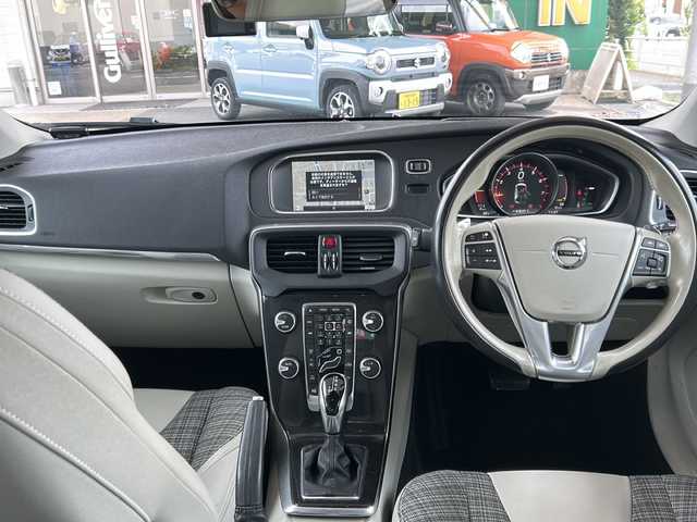 ボルボ Ｖ４０ T3 モメンタム 東京都 2016(平28)年 4万km アマゾンブルー ワンオーナー/純正HDDナビ/・BT/USB/iPod/フルセグTV/バックモニター/運転席パワーシート/シートポジションメモリー/クルーズコントロール追従機能有/前方ドライブレコーダー/LEDヘッドライト/前後コーナーセンサー/車間距離自動制御システム/駐車支援システム/アダプティブ・フロントライティング・システム/横滑り防止装置/レーンキープアシスト/アイドリングストップ/盗難防止装置/ETC/オートライト/アンチブレーキングシステム/Ｗ＋サイドエアバッグ/純正アルミホイール/社外フロアマット/保証書・記録簿
