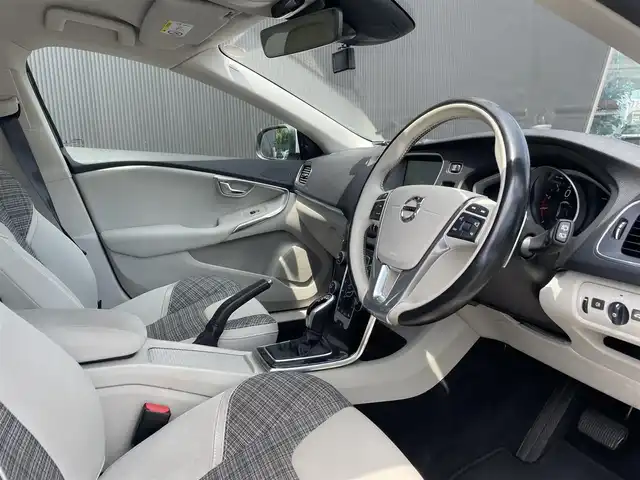 ボルボ Ｖ４０ T3 モメンタム 長野県 2016(平28)年 4万km アマゾンブルー スマートキー　/ＬＥＤヘッドライト　/パーキングアシスト　/パークセンサー　/ＥＴＣ　/パワーシート　/インテリセーフ　/ＵＳＢ　/ｉＰｏｄ　/ＨＤＤ　/ｂｌｕｅｔｏｏｔｈ　/ＴＶ　/オートライト