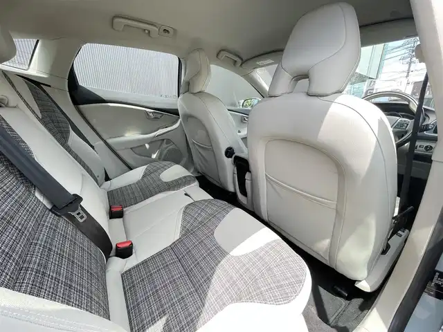 ボルボ Ｖ４０ T3 モメンタム 長野県 2016(平28)年 4万km アマゾンブルー スマートキー　/ＬＥＤヘッドライト　/パーキングアシスト　/パークセンサー　/ＥＴＣ　/パワーシート　/インテリセーフ　/ＵＳＢ　/ｉＰｏｄ　/ＨＤＤ　/ｂｌｕｅｔｏｏｔｈ　/ＴＶ　/オートライト