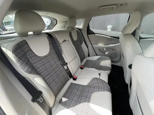 ボルボ Ｖ４０ T3 モメンタム 長野県 2016(平28)年 4万km アマゾンブルー スマートキー　/ＬＥＤヘッドライト　/パーキングアシスト　/パークセンサー　/ＥＴＣ　/パワーシート　/インテリセーフ　/ＵＳＢ　/ｉＰｏｄ　/ＨＤＤ　/ｂｌｕｅｔｏｏｔｈ　/ＴＶ　/オートライト