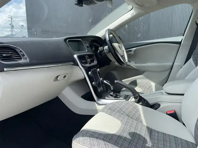 ボルボ Ｖ４０ T3 モメンタム 長野県 2016(平28)年 4万km アマゾンブルー スマートキー　/ＬＥＤヘッドライト　/パーキングアシスト　/パークセンサー　/ＥＴＣ　/パワーシート　/インテリセーフ　/ＵＳＢ　/ｉＰｏｄ　/ＨＤＤ　/ｂｌｕｅｔｏｏｔｈ　/ＴＶ　/オートライト