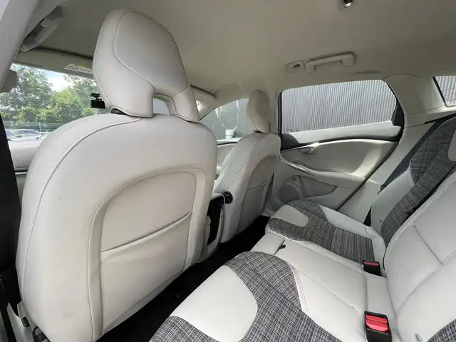 ボルボ Ｖ４０ T3 モメンタム 長野県 2016(平28)年 4万km アマゾンブルー スマートキー　/ＬＥＤヘッドライト　/パーキングアシスト　/パークセンサー　/ＥＴＣ　/パワーシート　/インテリセーフ　/ＵＳＢ　/ｉＰｏｄ　/ＨＤＤ　/ｂｌｕｅｔｏｏｔｈ　/ＴＶ　/オートライト