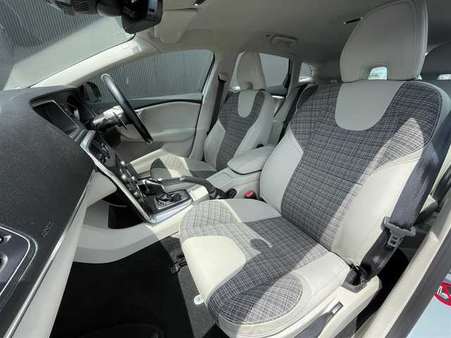 ボルボ Ｖ４０ T3 モメンタム 長野県 2016(平28)年 4万km アマゾンブルー スマートキー　/ＬＥＤヘッドライト　/パーキングアシスト　/パークセンサー　/ＥＴＣ　/パワーシート　/インテリセーフ　/ＵＳＢ　/ｉＰｏｄ　/ＨＤＤ　/ｂｌｕｅｔｏｏｔｈ　/ＴＶ　/オートライト