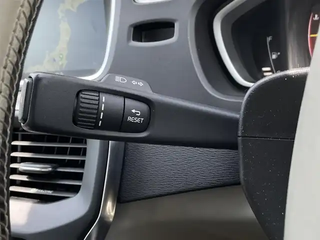 ボルボ Ｖ４０ T3 モメンタム 長野県 2016(平28)年 4万km アマゾンブルー スマートキー　/ＬＥＤヘッドライト　/パーキングアシスト　/パークセンサー　/ＥＴＣ　/パワーシート　/インテリセーフ　/ＵＳＢ　/ｉＰｏｄ　/ＨＤＤ　/ｂｌｕｅｔｏｏｔｈ　/ＴＶ　/オートライト