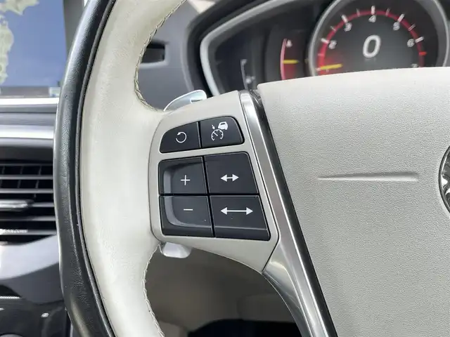 ボルボ Ｖ４０ T3 モメンタム 長野県 2016(平28)年 4万km アマゾンブルー スマートキー　/ＬＥＤヘッドライト　/パーキングアシスト　/パークセンサー　/ＥＴＣ　/パワーシート　/インテリセーフ　/ＵＳＢ　/ｉＰｏｄ　/ＨＤＤ　/ｂｌｕｅｔｏｏｔｈ　/ＴＶ　/オートライト