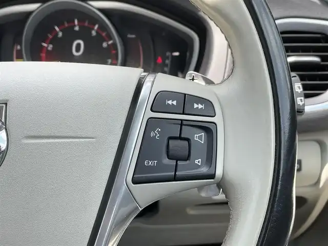 ボルボ Ｖ４０ T3 モメンタム 長野県 2016(平28)年 4万km アマゾンブルー スマートキー　/ＬＥＤヘッドライト　/パーキングアシスト　/パークセンサー　/ＥＴＣ　/パワーシート　/インテリセーフ　/ＵＳＢ　/ｉＰｏｄ　/ＨＤＤ　/ｂｌｕｅｔｏｏｔｈ　/ＴＶ　/オートライト