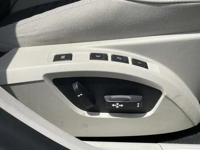 ボルボ Ｖ４０ T3 モメンタム 長野県 2016(平28)年 4万km アマゾンブルー スマートキー　/ＬＥＤヘッドライト　/パーキングアシスト　/パークセンサー　/ＥＴＣ　/パワーシート　/インテリセーフ　/ＵＳＢ　/ｉＰｏｄ　/ＨＤＤ　/ｂｌｕｅｔｏｏｔｈ　/ＴＶ　/オートライト