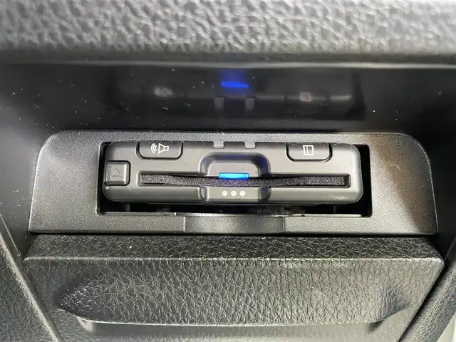 トヨタ ヴォクシー ZS 煌Ⅱ 和歌山県 2019(令1)年 5.3万km ホワイトパールクリスタルシャイン 社外9インチメモリーナビ/（AM/FM/Bluetooth/フルセグTV/DVD/CD）/ワンオーナー/両側パワースライドドア/コーナーセンサー/LEDヘッドライト/クリアランスソナー/アイドリングストップ/クルーズコントロール（追従走行なし）/社外センターコンソール/社外空気圧センサー/前後ドライブレコーダー/社外シフトノブ/３列シート/スペアキー×１/純正アルミホイール/純正フロアマット/保証書/取扱説明書