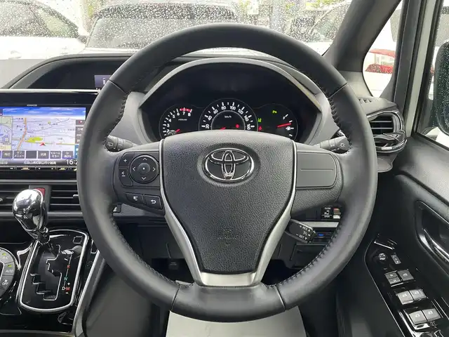トヨタ ヴォクシー ZS 煌Ⅱ 和歌山県 2019(令1)年 5.3万km ホワイトパールクリスタルシャイン 社外9インチメモリーナビ/（AM/FM/Bluetooth/フルセグTV/DVD/CD）/ワンオーナー/両側パワースライドドア/コーナーセンサー/LEDヘッドライト/クリアランスソナー/アイドリングストップ/クルーズコントロール（追従走行なし）/社外センターコンソール/社外空気圧センサー/前後ドライブレコーダー/社外シフトノブ/３列シート/スペアキー×１/純正アルミホイール/純正フロアマット/保証書/取扱説明書
