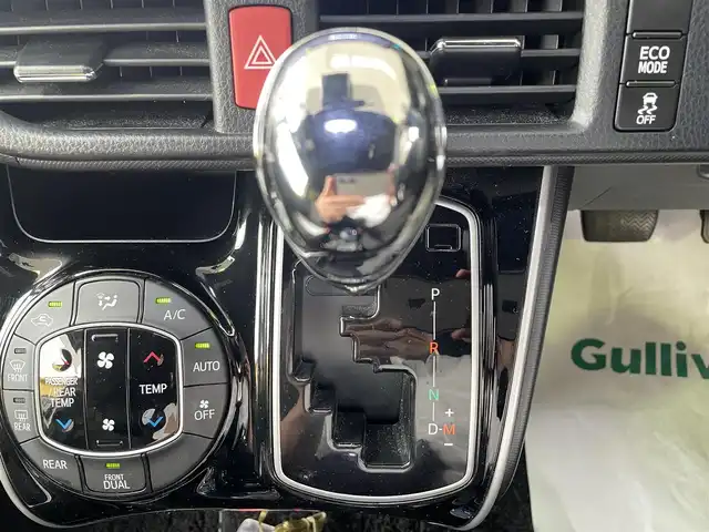 トヨタ ヴォクシー ZS 煌Ⅱ 和歌山県 2019(令1)年 5.3万km ホワイトパールクリスタルシャイン 社外9インチメモリーナビ/（AM/FM/Bluetooth/フルセグTV/DVD/CD）/ワンオーナー/両側パワースライドドア/コーナーセンサー/LEDヘッドライト/クリアランスソナー/アイドリングストップ/クルーズコントロール（追従走行なし）/社外センターコンソール/社外空気圧センサー/前後ドライブレコーダー/社外シフトノブ/３列シート/スペアキー×１/純正アルミホイール/純正フロアマット/保証書/取扱説明書