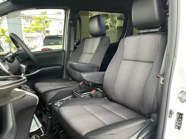 トヨタ ヴォクシー ZS 煌Ⅱ 和歌山県 2019(令1)年 5.3万km ホワイトパールクリスタルシャイン 社外9インチメモリーナビ/（AM/FM/Bluetooth/フルセグTV/DVD/CD）/ワンオーナー/両側パワースライドドア/コーナーセンサー/LEDヘッドライト/クリアランスソナー/アイドリングストップ/クルーズコントロール（追従走行なし）/社外センターコンソール/社外空気圧センサー/前後ドライブレコーダー/社外シフトノブ/３列シート/スペアキー×１/純正アルミホイール/純正フロアマット/保証書/取扱説明書