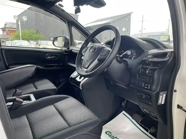トヨタ ヴォクシー ZS 煌Ⅱ 和歌山県 2019(令1)年 5.3万km ホワイトパールクリスタルシャイン 社外9インチメモリーナビ/（AM/FM/Bluetooth/フルセグTV/DVD/CD）/ワンオーナー/両側パワースライドドア/コーナーセンサー/LEDヘッドライト/クリアランスソナー/アイドリングストップ/クルーズコントロール（追従走行なし）/社外センターコンソール/社外空気圧センサー/前後ドライブレコーダー/社外シフトノブ/３列シート/スペアキー×１/純正アルミホイール/純正フロアマット/保証書/取扱説明書