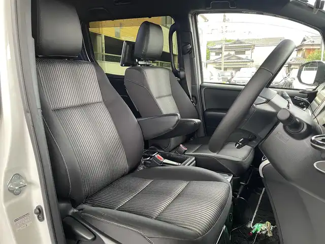 トヨタ ヴォクシー ZS 煌Ⅱ 和歌山県 2019(令1)年 5.3万km ホワイトパールクリスタルシャイン 社外9インチメモリーナビ/（AM/FM/Bluetooth/フルセグTV/DVD/CD）/ワンオーナー/両側パワースライドドア/コーナーセンサー/LEDヘッドライト/クリアランスソナー/アイドリングストップ/クルーズコントロール（追従走行なし）/社外センターコンソール/社外空気圧センサー/前後ドライブレコーダー/社外シフトノブ/３列シート/スペアキー×１/純正アルミホイール/純正フロアマット/保証書/取扱説明書
