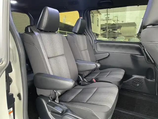 トヨタ ヴォクシー ZS 煌Ⅱ 和歌山県 2019(令1)年 5.3万km ホワイトパールクリスタルシャイン 社外9インチメモリーナビ/（AM/FM/Bluetooth/フルセグTV/DVD/CD）/ワンオーナー/両側パワースライドドア/コーナーセンサー/LEDヘッドライト/クリアランスソナー/アイドリングストップ/クルーズコントロール（追従走行なし）/社外センターコンソール/社外空気圧センサー/前後ドライブレコーダー/社外シフトノブ/３列シート/スペアキー×１/純正アルミホイール/純正フロアマット/保証書/取扱説明書
