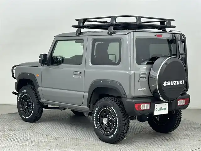 スズキ ジムニー XC 道央・札幌 2024(令6)年 0.1千km ミディアムグレー ・ＧＩＧＥＡＲオフロード仕様/・大型グリルガード/・オージールーフラック/・リアラダー/・タイヤハードカバー/・１．５インチリフトアップ/・オーバーフェンダー/・９インチフローティングナビ/・ブラウンキルティングレザーシートカバー/・シートヒーター/・衝突被害軽減ブレーキ/・レーンキープアシスト/・クルーズコントロール/・オートハイビーム/・ヘッドライトウォッシャー/・プッシュスタート/・スマートキー/・横滑り防止装置