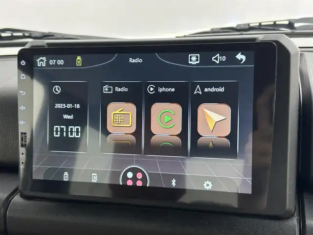 スズキ ジムニー XC 道央・札幌 2024(令6)年 0.1千km ミディアムグレー ・ＧＩＧＥＡＲオフロード仕様/・大型グリルガード/・オージールーフラック/・リアラダー/・タイヤハードカバー/・１．５インチリフトアップ/・オーバーフェンダー/・９インチフローティングナビ/・ブラウンキルティングレザーシートカバー/・シートヒーター/・衝突被害軽減ブレーキ/・レーンキープアシスト/・クルーズコントロール/・オートハイビーム/・ヘッドライトウォッシャー/・プッシュスタート/・スマートキー/・横滑り防止装置
