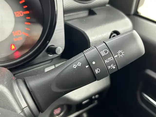 スズキ ジムニー XC 道央・札幌 2024(令6)年 0.1千km ミディアムグレー ・ＧＩＧＥＡＲオフロード仕様/・大型グリルガード/・オージールーフラック/・リアラダー/・タイヤハードカバー/・１．５インチリフトアップ/・オーバーフェンダー/・９インチフローティングナビ/・ブラウンキルティングレザーシートカバー/・シートヒーター/・衝突被害軽減ブレーキ/・レーンキープアシスト/・クルーズコントロール/・オートハイビーム/・ヘッドライトウォッシャー/・プッシュスタート/・スマートキー/・横滑り防止装置