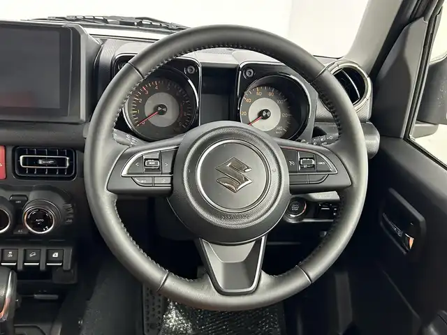 スズキ ジムニー XC 道央・札幌 2024(令6)年 0.1千km ミディアムグレー ・ＧＩＧＥＡＲオフロード仕様/・大型グリルガード/・オージールーフラック/・リアラダー/・タイヤハードカバー/・１．５インチリフトアップ/・オーバーフェンダー/・９インチフローティングナビ/・ブラウンキルティングレザーシートカバー/・シートヒーター/・衝突被害軽減ブレーキ/・レーンキープアシスト/・クルーズコントロール/・オートハイビーム/・ヘッドライトウォッシャー/・プッシュスタート/・スマートキー/・横滑り防止装置