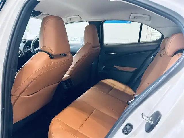レクサス ＵＸ 250h バージョンC 大阪府 2019(令1)年 2.2万km ソニッククォーツ ブラウンレザー/パワーシート/シートヒーター/ステアリングヒーター/純正ナビ/TV/360度カメラ/HUD/ACC/ブラインドスポット/純正17インチAW/LEDヘッドライト/電動リアゲート/クリアランスソナー/ETC/ドラレコ