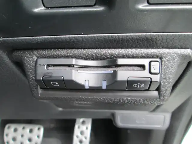 スバル フォレスター S－リミテッド 千葉県 2015(平27)年 5.9万km クリスタルホワイトP 純正ナビ、フルセグTV/バックカメラ/純正オーディオ【DVD/CD/BT/SD/USB】/Eye Sight(ver.2)/HIDヘッドライト&ハロゲンフォグ&リアフォグ/レーダークルーズコントロール/車線逸脱防止警報/パドルシフト付き革巻きステアリング/ハーフレザーシート/前席パワーシート&シートヒーター/社外前方ドライブレコーダー/ビルトインETC/スペアキー/取扱説明書/ナビ取扱説明書/新車時保証書