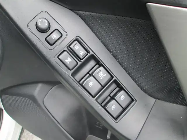 スバル フォレスター S－リミテッド 千葉県 2015(平27)年 5.9万km クリスタルホワイトP 純正ナビ、フルセグTV/バックカメラ/純正オーディオ【DVD/CD/BT/SD/USB】/Eye Sight(ver.2)/HIDヘッドライト&ハロゲンフォグ&リアフォグ/レーダークルーズコントロール/車線逸脱防止警報/パドルシフト付き革巻きステアリング/ハーフレザーシート/前席パワーシート&シートヒーター/社外前方ドライブレコーダー/ビルトインETC/スペアキー/取扱説明書/ナビ取扱説明書/新車時保証書