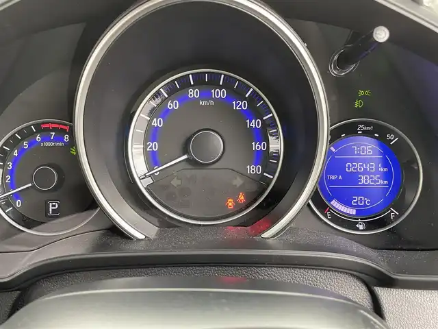 ホンダ フィット 13G F 大分県 2017(平29)年 2.7万km ルナシルバーM 社外７型ナビ　CN-RE03D/(CD/DVD/BT/SD/フルセグ)/バックカメラ/ＥＴＣ/レーダー探知機　YA-W17GA)/プッシュスタート/電動格納ウィンカーミラー/フォグランプ/ステアリングリモコン/ドアバイザー/純正フロアマット/スマートキー×２/取扱説明書/保証書・点検記録簿