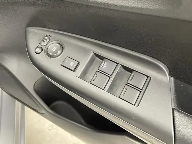 ホンダ フィット 13G F 大分県 2017(平29)年 2.7万km ルナシルバーM 社外７型ナビ　CN-RE03D/(CD/DVD/BT/SD/フルセグ)/バックカメラ/ＥＴＣ/レーダー探知機　YA-W17GA)/プッシュスタート/電動格納ウィンカーミラー/フォグランプ/ステアリングリモコン/ドアバイザー/純正フロアマット/スマートキー×２/取扱説明書/保証書・点検記録簿