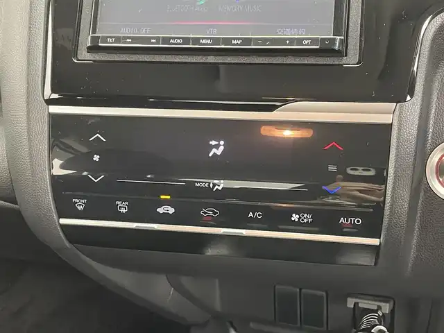 ホンダ フィット 13G F 大分県 2017(平29)年 2.7万km ルナシルバーM 社外７型ナビ　CN-RE03D/(CD/DVD/BT/SD/フルセグ)/バックカメラ/ＥＴＣ/レーダー探知機　YA-W17GA)/プッシュスタート/電動格納ウィンカーミラー/フォグランプ/ステアリングリモコン/ドアバイザー/純正フロアマット/スマートキー×２/取扱説明書/保証書・点検記録簿