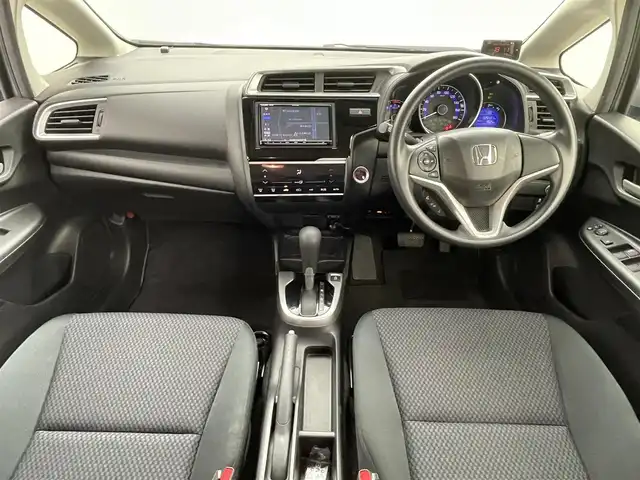 ホンダ フィット 13G F 大分県 2017(平29)年 2.7万km ルナシルバーM 社外７型ナビ　CN-RE03D/(CD/DVD/BT/SD/フルセグ)/バックカメラ/ＥＴＣ/レーダー探知機　YA-W17GA)/プッシュスタート/電動格納ウィンカーミラー/フォグランプ/ステアリングリモコン/ドアバイザー/純正フロアマット/スマートキー×２/取扱説明書/保証書・点検記録簿