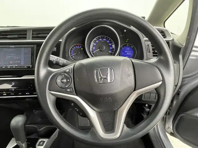 ホンダ フィット 13G F 大分県 2017(平29)年 2.7万km ルナシルバーM 社外７型ナビ　CN-RE03D/(CD/DVD/BT/SD/フルセグ)/バックカメラ/ＥＴＣ/レーダー探知機　YA-W17GA)/プッシュスタート/電動格納ウィンカーミラー/フォグランプ/ステアリングリモコン/ドアバイザー/純正フロアマット/スマートキー×２/取扱説明書/保証書・点検記録簿