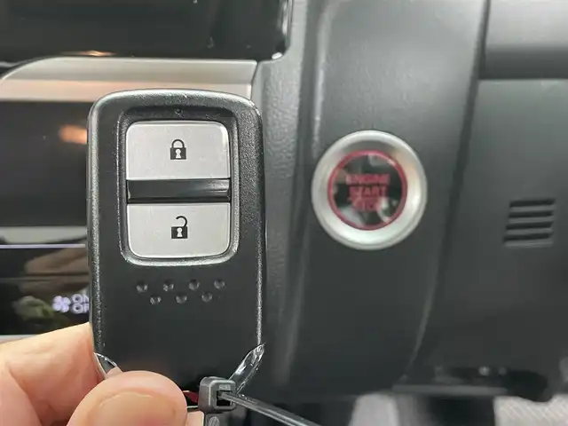 ホンダ フィット 13G F 大分県 2017(平29)年 2.7万km ルナシルバーM 社外７型ナビ　CN-RE03D/(CD/DVD/BT/SD/フルセグ)/バックカメラ/ＥＴＣ/レーダー探知機　YA-W17GA)/プッシュスタート/電動格納ウィンカーミラー/フォグランプ/ステアリングリモコン/ドアバイザー/純正フロアマット/スマートキー×２/取扱説明書/保証書・点検記録簿