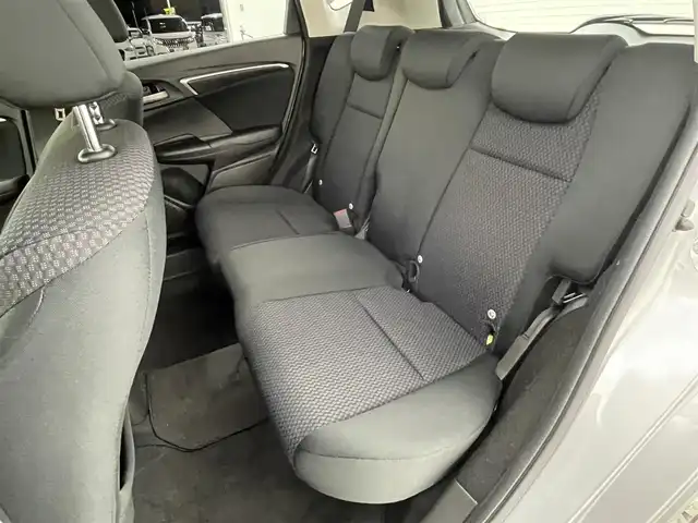 ホンダ フィット 13G F 大分県 2017(平29)年 2.7万km ルナシルバーM 社外７型ナビ　CN-RE03D/(CD/DVD/BT/SD/フルセグ)/バックカメラ/ＥＴＣ/レーダー探知機　YA-W17GA)/プッシュスタート/電動格納ウィンカーミラー/フォグランプ/ステアリングリモコン/ドアバイザー/純正フロアマット/スマートキー×２/取扱説明書/保証書・点検記録簿