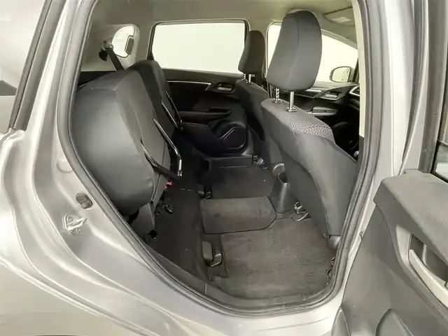 ホンダ フィット 13G F 大分県 2017(平29)年 2.7万km ルナシルバーM 社外７型ナビ　CN-RE03D/(CD/DVD/BT/SD/フルセグ)/バックカメラ/ＥＴＣ/レーダー探知機　YA-W17GA)/プッシュスタート/電動格納ウィンカーミラー/フォグランプ/ステアリングリモコン/ドアバイザー/純正フロアマット/スマートキー×２/取扱説明書/保証書・点検記録簿