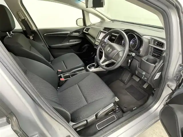 ホンダ フィット 13G F 大分県 2017(平29)年 2.7万km ルナシルバーM 社外７型ナビ　CN-RE03D/(CD/DVD/BT/SD/フルセグ)/バックカメラ/ＥＴＣ/レーダー探知機　YA-W17GA)/プッシュスタート/電動格納ウィンカーミラー/フォグランプ/ステアリングリモコン/ドアバイザー/純正フロアマット/スマートキー×２/取扱説明書/保証書・点検記録簿