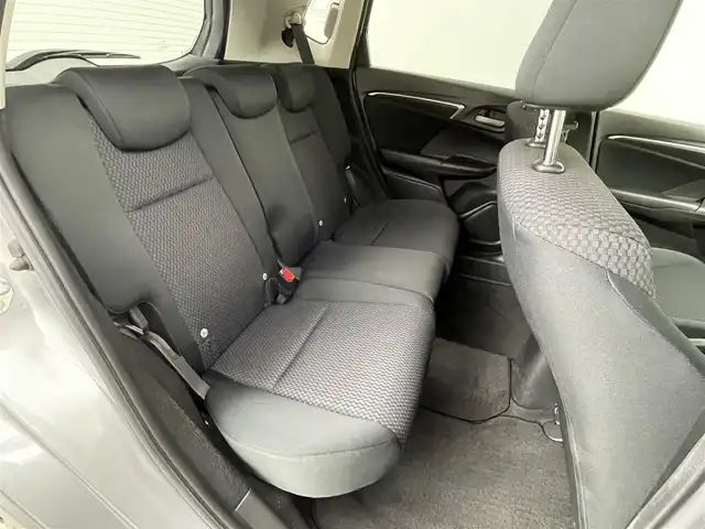 ホンダ フィット 13G F 大分県 2017(平29)年 2.7万km ルナシルバーM 社外７型ナビ　CN-RE03D/(CD/DVD/BT/SD/フルセグ)/バックカメラ/ＥＴＣ/レーダー探知機　YA-W17GA)/プッシュスタート/電動格納ウィンカーミラー/フォグランプ/ステアリングリモコン/ドアバイザー/純正フロアマット/スマートキー×２/取扱説明書/保証書・点検記録簿