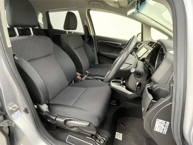 ホンダ フィット 13G F 大分県 2017(平29)年 2.7万km ルナシルバーM 社外７型ナビ　CN-RE03D/(CD/DVD/BT/SD/フルセグ)/バックカメラ/ＥＴＣ/レーダー探知機　YA-W17GA)/プッシュスタート/電動格納ウィンカーミラー/フォグランプ/ステアリングリモコン/ドアバイザー/純正フロアマット/スマートキー×２/取扱説明書/保証書・点検記録簿