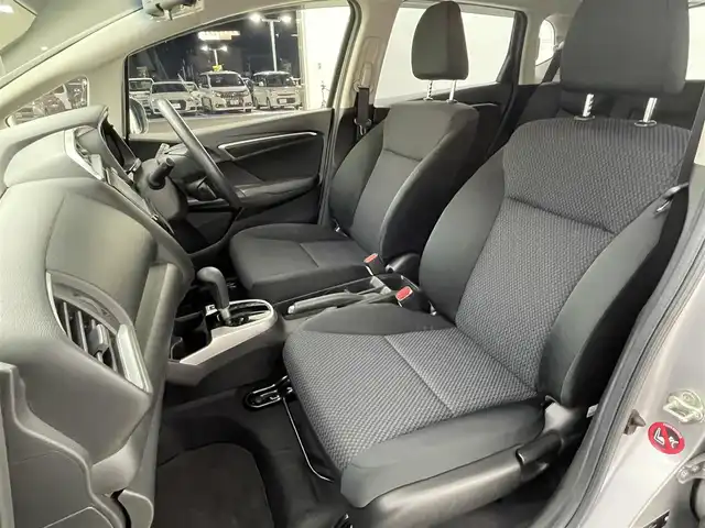 ホンダ フィット 13G F 大分県 2017(平29)年 2.7万km ルナシルバーM 社外７型ナビ　CN-RE03D/(CD/DVD/BT/SD/フルセグ)/バックカメラ/ＥＴＣ/レーダー探知機　YA-W17GA)/プッシュスタート/電動格納ウィンカーミラー/フォグランプ/ステアリングリモコン/ドアバイザー/純正フロアマット/スマートキー×２/取扱説明書/保証書・点検記録簿