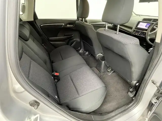 ホンダ フィット 13G F 大分県 2017(平29)年 2.7万km ルナシルバーM 社外７型ナビ　CN-RE03D/(CD/DVD/BT/SD/フルセグ)/バックカメラ/ＥＴＣ/レーダー探知機　YA-W17GA)/プッシュスタート/電動格納ウィンカーミラー/フォグランプ/ステアリングリモコン/ドアバイザー/純正フロアマット/スマートキー×２/取扱説明書/保証書・点検記録簿