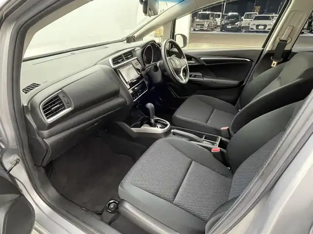 ホンダ フィット 13G F 大分県 2017(平29)年 2.7万km ルナシルバーM 社外７型ナビ　CN-RE03D/(CD/DVD/BT/SD/フルセグ)/バックカメラ/ＥＴＣ/レーダー探知機　YA-W17GA)/プッシュスタート/電動格納ウィンカーミラー/フォグランプ/ステアリングリモコン/ドアバイザー/純正フロアマット/スマートキー×２/取扱説明書/保証書・点検記録簿