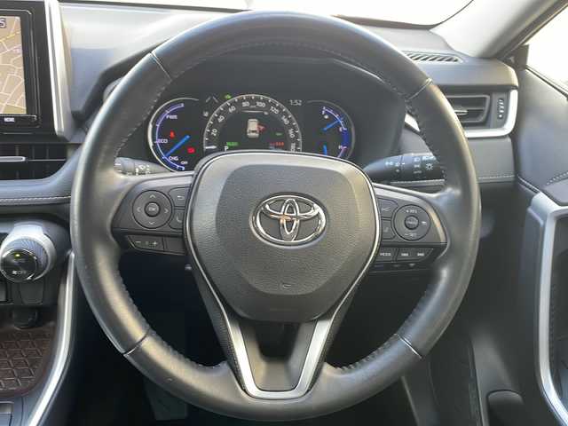トヨタ ＲＡＶ４ ハイブリットG 兵庫県 2019(令1)年 2.9万km アティチュードブラックマイカ 純正ナビ・Bluetooth・CD・AM/FM/デジタルインナーミラー/パノラマムーンルーフ/パワーバックドア/ステアリングヒーター/AUTOHOLD/純正フロアマット/前後ドライブレコーダー/パワーバックドア/セーフティーセンス（衝突回避支援パッケージ）/・プリクラッシュセーフティ/・レーントレーシングアシストポート/・レーダークルーズコントロール/・オートマチックハイビーム/・ロードサインアシスト/インテリジェントクリアランスソナー/ブラインドスポットモニター/LEDヘッドランプ/パワーシート（運転席）/シートポジションメモリー（運転席）/快適温熱シート（運転席/助手席）/バックカメラ