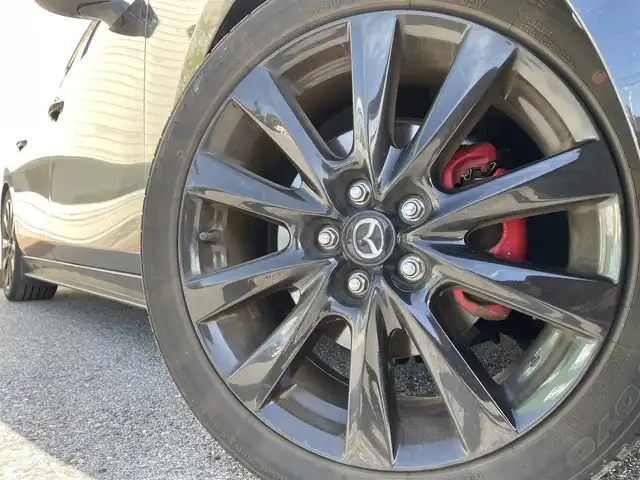 マツダ マツダ３セダン XD ブラックトーンED 滋賀県 2022(令4)年 4.8万km ジェットブラックマイカ 社外スプリング(Auto Exe)/社外ステアリング(Auto Exe)/社外ドアバイザー(Auto Exe)/純正10.25インチナビ/(FM/AM/CD/DVD/Bluetooth/HDMI/USB)/バックカメラ/ETC/前後ドラレコ/踏み間違い防止アシスト/ブレーキアシスト/プリクラッシュブレーキアシスト/ヒルスタート（坂道発進）アシスト/前方衝突防止支援システム/後側方衝突防止支援システム/TCS（トラクションコントロールシステム）/VDC（ビークルダイナミクスコントロール）/レーンキープアシスト/車間自動制御システム	/ASCD（オートスピードコントロール装置）/ABS（アンチロックブレーキシステム）/バックビューモニター/コーナー・バックセンサー（ソナー）/標識検知機能/電動格納ミラー/電子パーキング/オートブレーキ/オートライト/オートハイビーム/LEDヘッドライト/フルオートエアコン/USB端子/プッシュスタート/スマートキー/純正フロアマット/純正ステアリング積込/純正スプリング積込