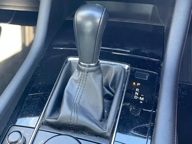 マツダ マツダ３セダン XD ブラックトーンED 滋賀県 2022(令4)年 4.8万km ジェットブラックマイカ 社外スプリング(Auto Exe)/社外ステアリング(Auto Exe)/社外ドアバイザー(Auto Exe)/純正10.25インチナビ/(FM/AM/CD/DVD/Bluetooth/HDMI/USB)/バックカメラ/ETC/前後ドラレコ/踏み間違い防止アシスト/ブレーキアシスト/プリクラッシュブレーキアシスト/ヒルスタート（坂道発進）アシスト/前方衝突防止支援システム/後側方衝突防止支援システム/TCS（トラクションコントロールシステム）/VDC（ビークルダイナミクスコントロール）/レーンキープアシスト/車間自動制御システム	/ASCD（オートスピードコントロール装置）/ABS（アンチロックブレーキシステム）/バックビューモニター/コーナー・バックセンサー（ソナー）/標識検知機能/電動格納ミラー/電子パーキング/オートブレーキ/オートライト/オートハイビーム/LEDヘッドライト/フルオートエアコン/USB端子/プッシュスタート/スマートキー/純正フロアマット/純正ステアリング積込/純正スプリング積込